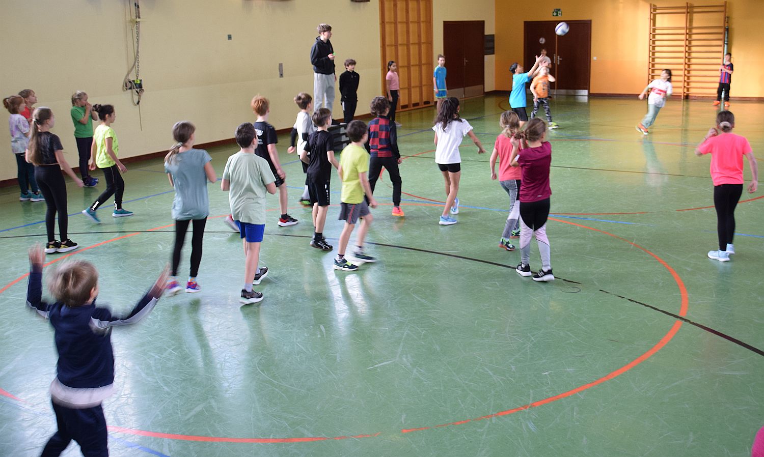 Foto vom Völkerballspiel zweier Klassen in der Sporthalle